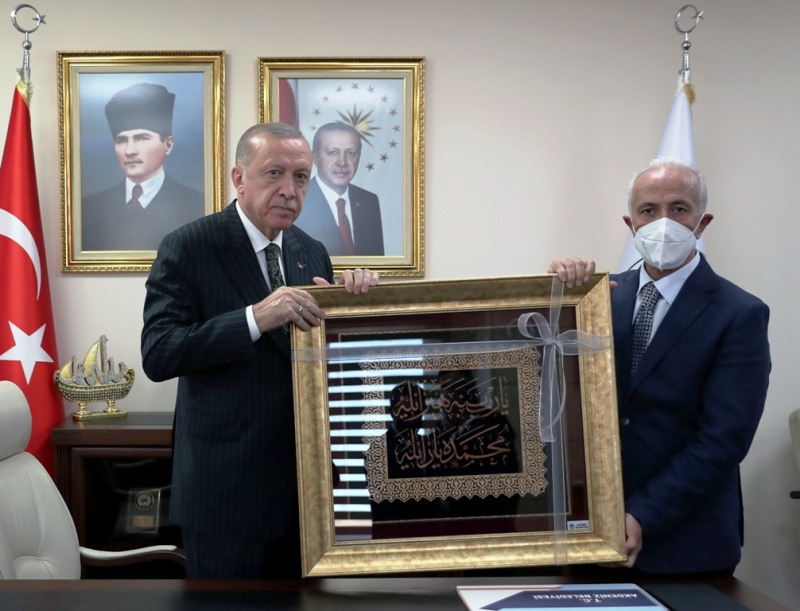 Cumhurbaşkanı Erdoğan, Akdeniz Belediyesini ziyaret etti   