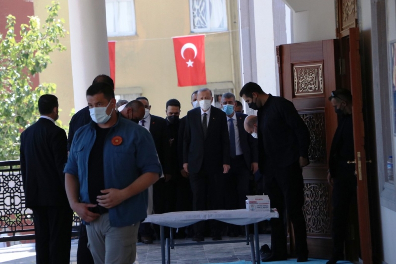 Cumhurbaşkanı Erdoğan, Cuma namazını Mersin'de Emir Sultan Camiinde kıldı 