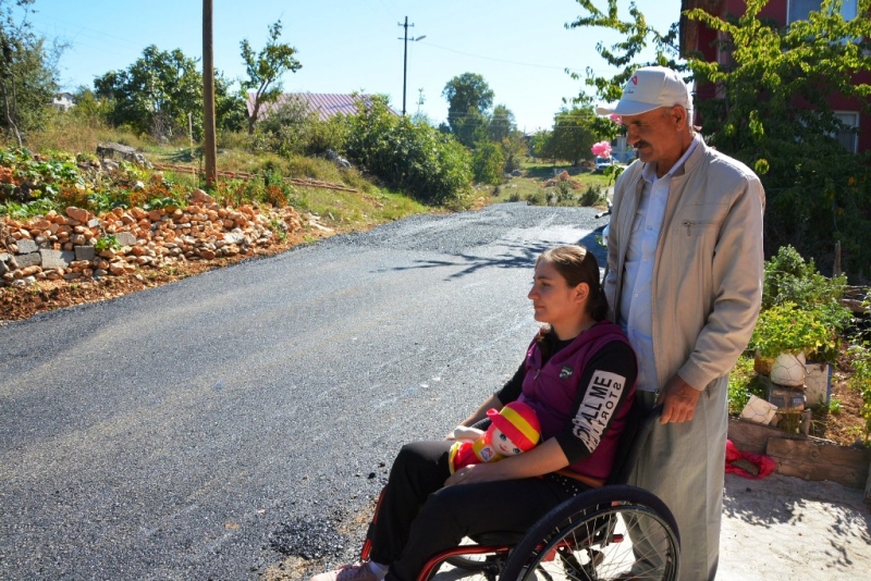 Engelli kadının asfalt talebi yerine getirildi   