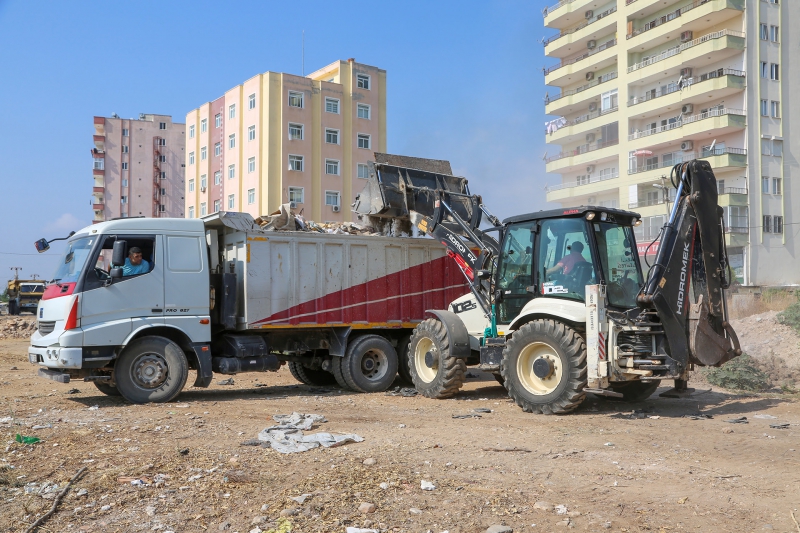 Erdemli Belediyesi Moloz Temizliğine Devam Ediyor