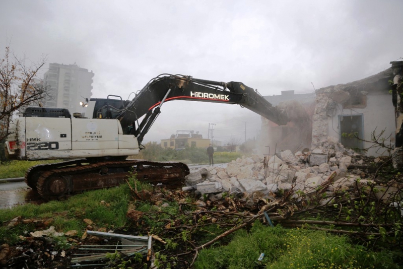 Erdemli'de güvenliği tehdit eden yapılar yıkılıyor