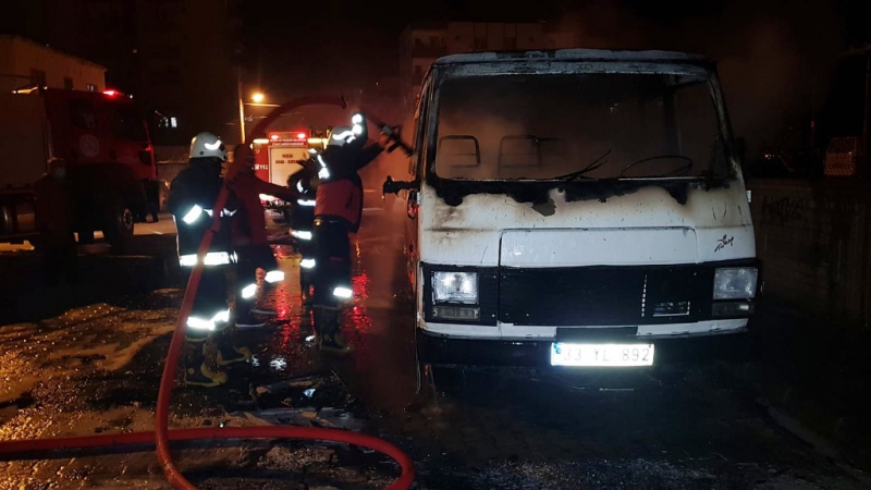  Erdemlide park halindeki minibüs alev alev yandı 