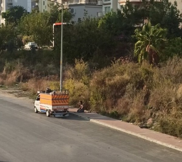 Geri dönüşüm işçisinin kaldırımda namaz molası 
