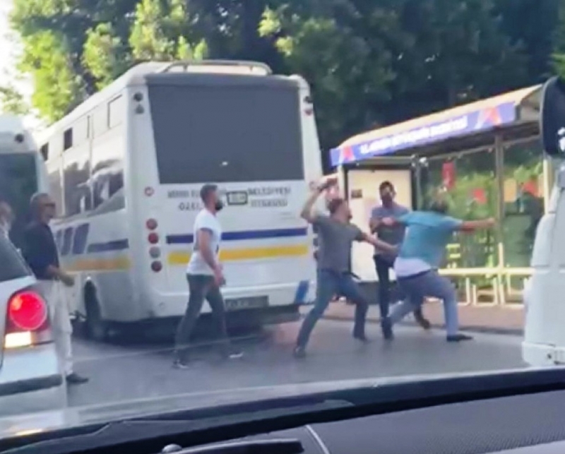 Halk otobüsü ile minibüs şoförünün yolcu kapma kavgası   