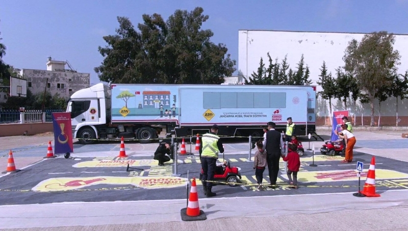 Jandarma mobil trafik eğitim tırı Mersin’de 