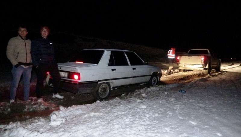  Kar gezisine çıkan 4 kişi otomobilleri kara saplanınca mahsur kaldı  