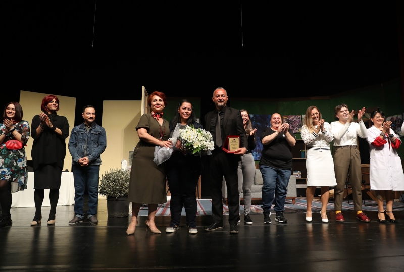 KKTC Güzelyurt Belediyesi Şehir Tiyatrosu, 'OKB OKB' oyununun prömiyerini Mersin'de yaptı