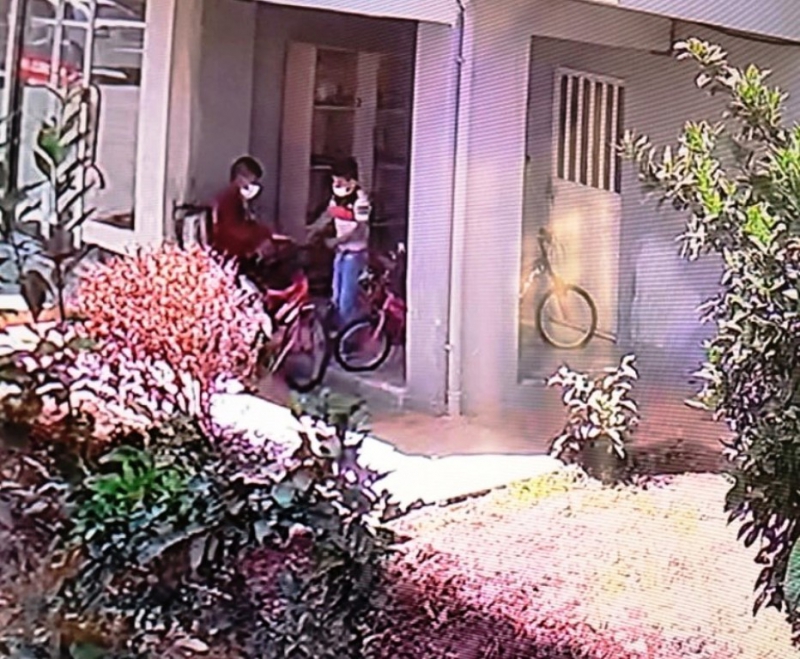 Küçük çocuğun bisikletini çocuklar çaldı 