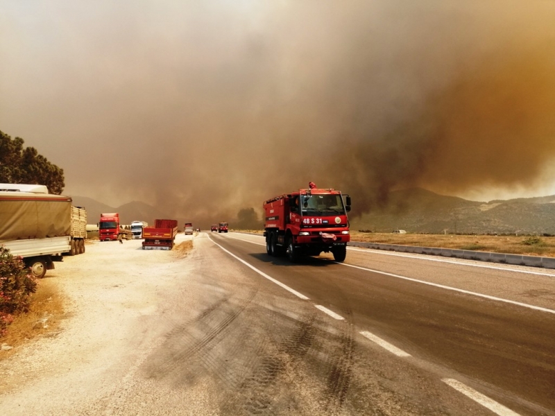 Mersin-Antalya yolu kapandı, yangın yerleşim yerlerini tehdit ediyor   