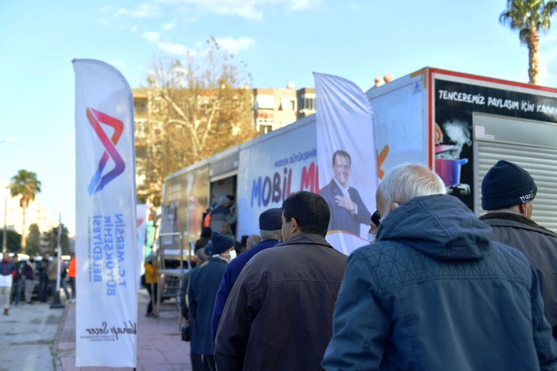 Mersin Büyükşehir Belediyesinin mobil mutfak tırı ilçelerde 