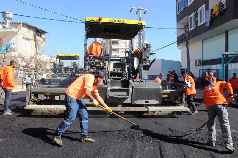 Mersin  Büyükşehir Belediyesi, Mezitli’nin 3 caddesine sıcak asfalt döktü 