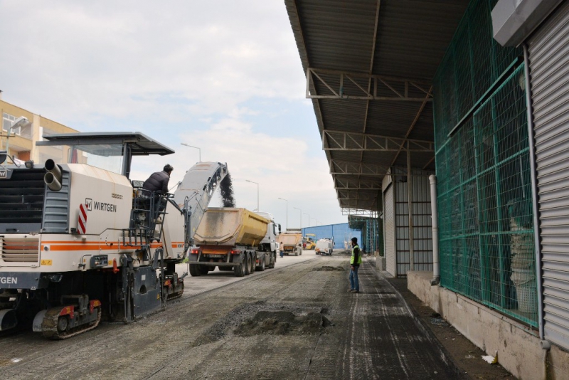 Mersin  Büyükşehir Belediyesi Tarsus Hal Kompleksinin asfaltını yeniliyor 