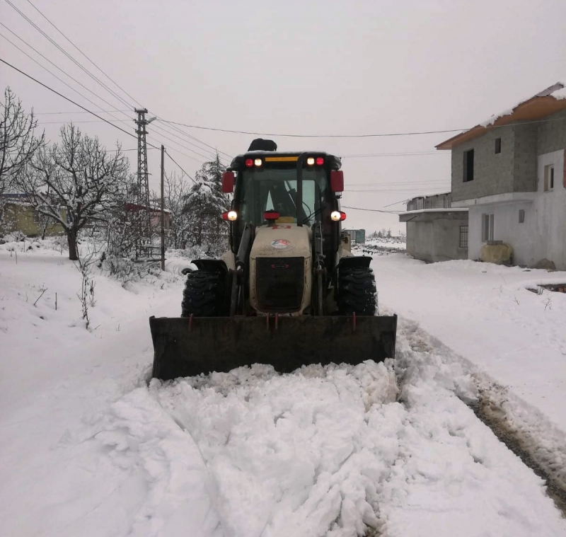  Mersin Büyükşehir Belediyesi ekipleri, kardan kapanan yolları açtı 