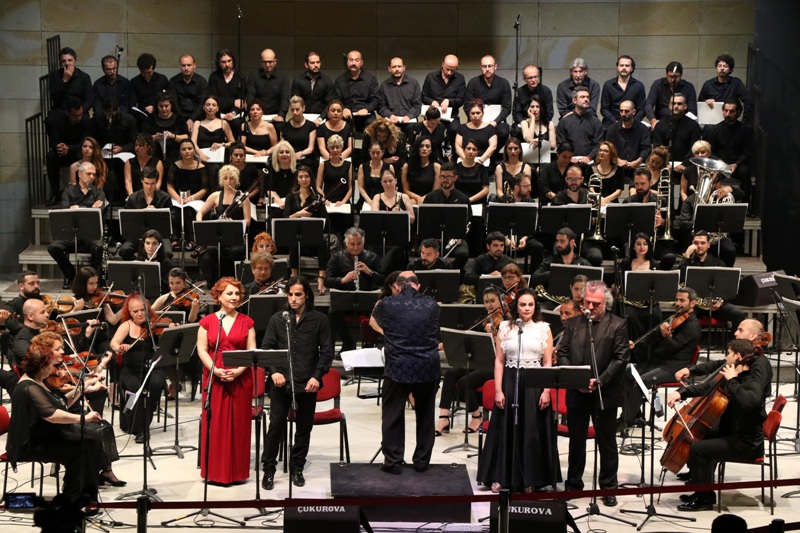 Mersin Devlet Opera ve Balesi Neşet Ertaş Türkülerini Mersin Marina Amfi Tiyatro' da Seslendirdi.
