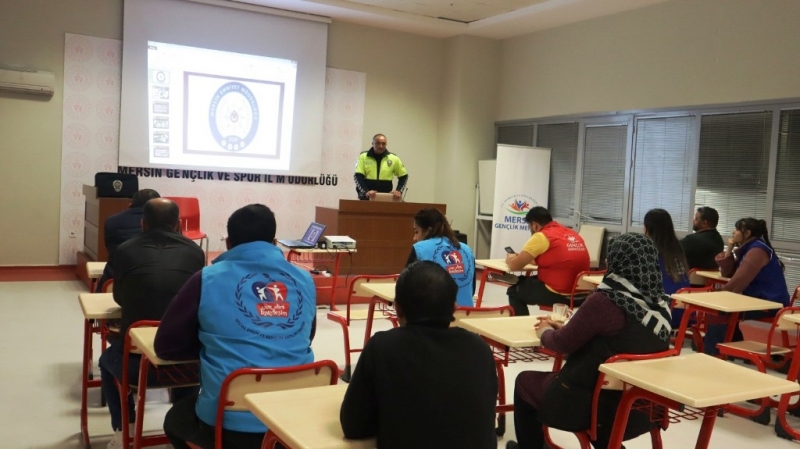 Mersin Gençlik Merkezi personeline trafik eğitimi 