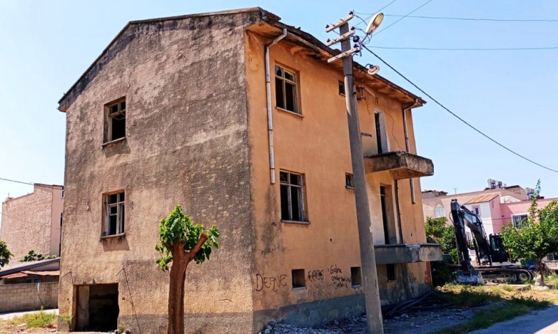  Mersin'de 2 katlı eski binanın yıkımı gerçekleştirildi   