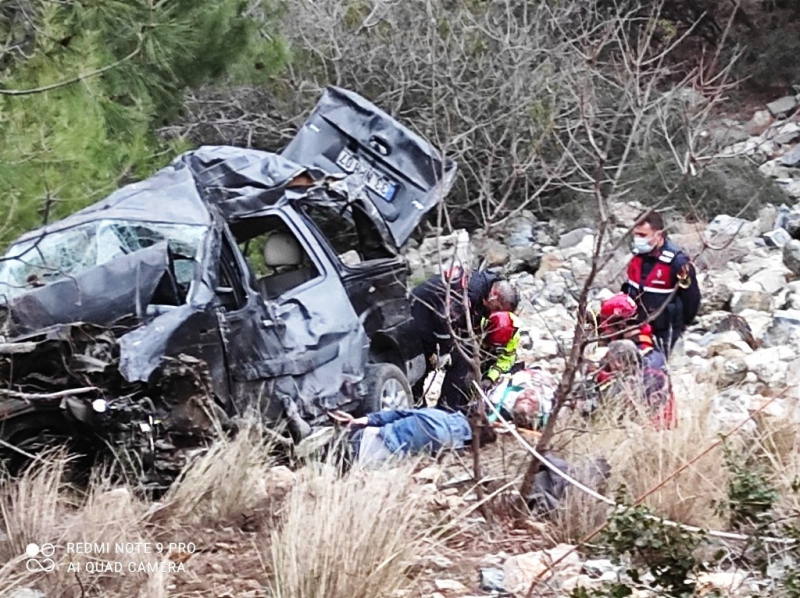 Mersin'de araç şarampole yuvarlandı: 1 ölü, 4 yaralı   