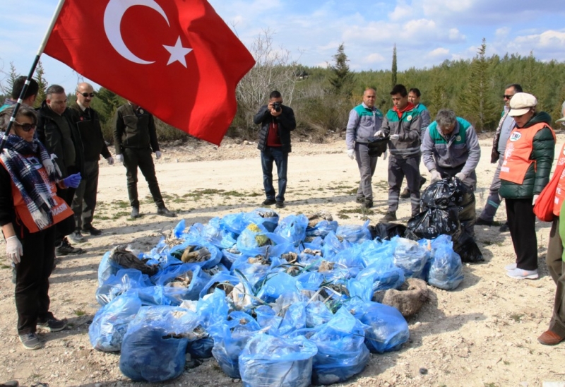 Mersin’de bal ormanı çevresi çöplerden temizlendi 