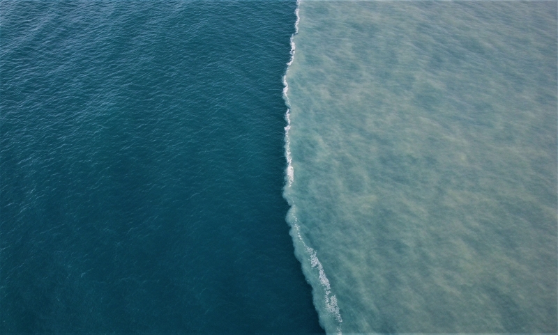 Mersin'de dere suyu, denizin rengini kahverengiye dönüştürdü  