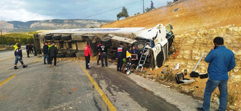  Mersin’de devrilen tırın şoförü yaralandı 