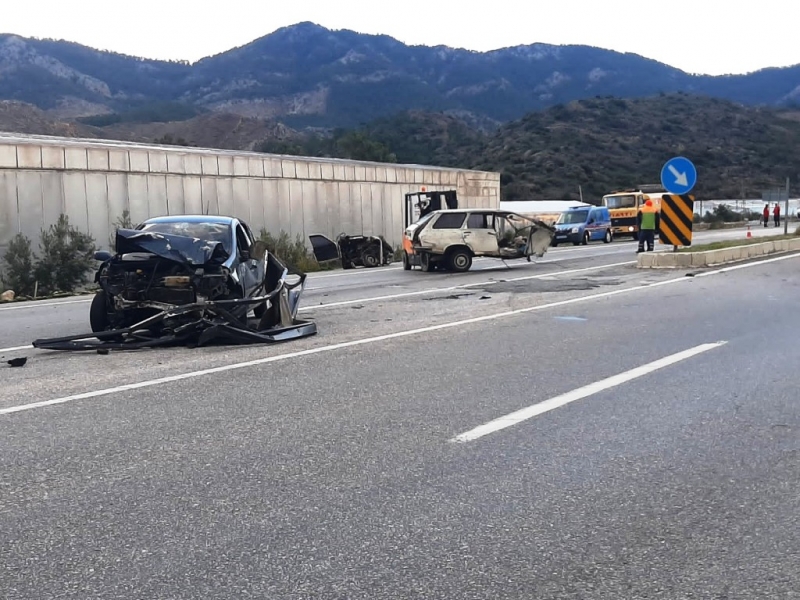  Mersin'de feci kaza Otomobil ikiye bölündü 