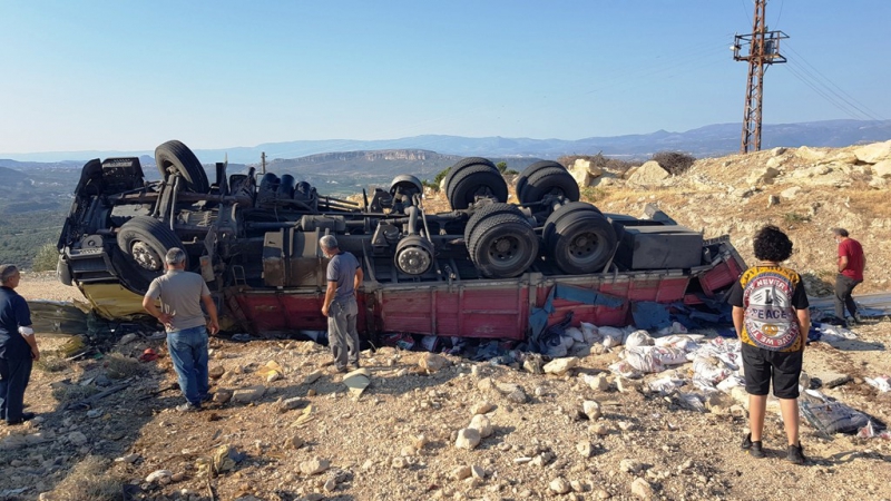 Mersin’de kamyon devrildi: 2 yaralı   