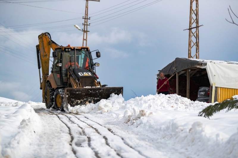 Mersin'de karla mücadele çalışmaları sürüyor   