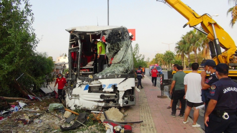 Mersin’de otobüs şarampole yuvarlandı 33 yaralı 
