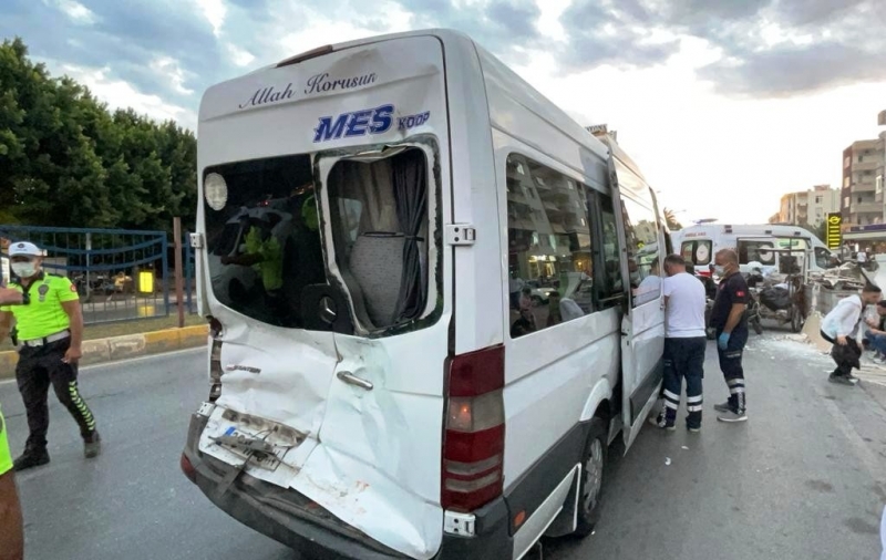  Mersin’de otobüsle minibüs çarpıştı, 20 kişi hafif yaralandı 