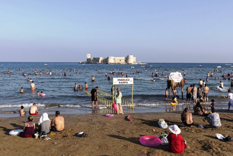 Mersin'de plajlar bayram tatilinde doldu taştı   