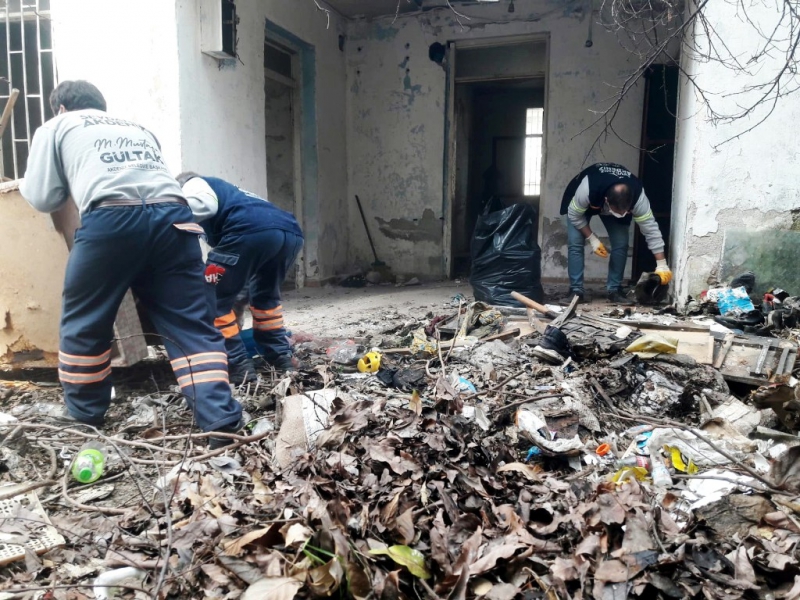  Mersin'de terk edilmiş evden 4 römork çöp çıkarıldı   