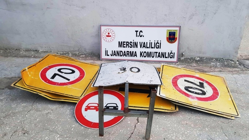 Mersin'de trafik uyarı levhalarını çalan şüpheli gözaltına alındı   