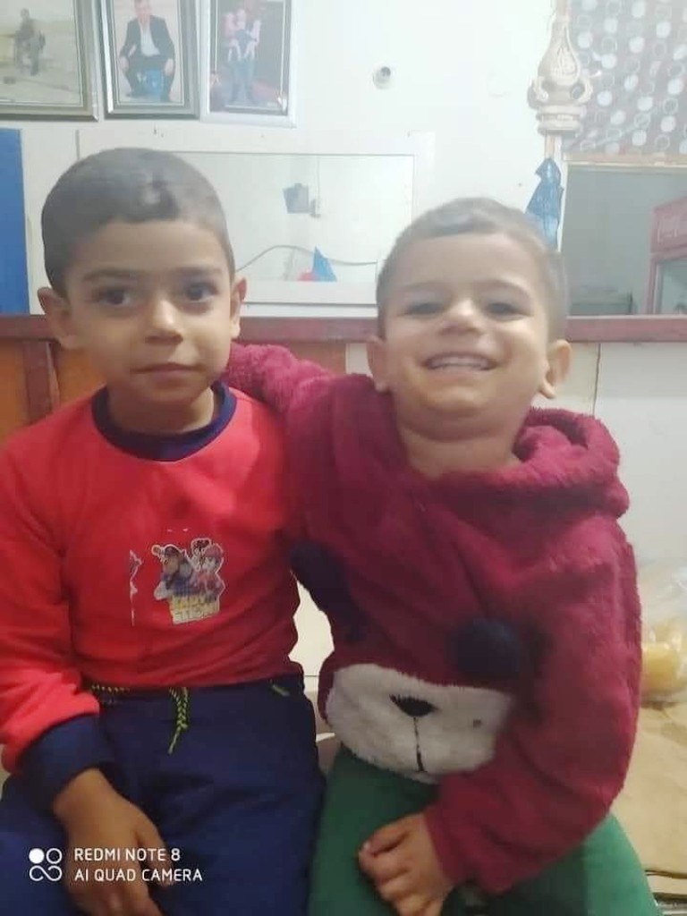 Mersin’de yanarak ölen 2 küçük kardeş gözyaşları arasında toprağa verildi 