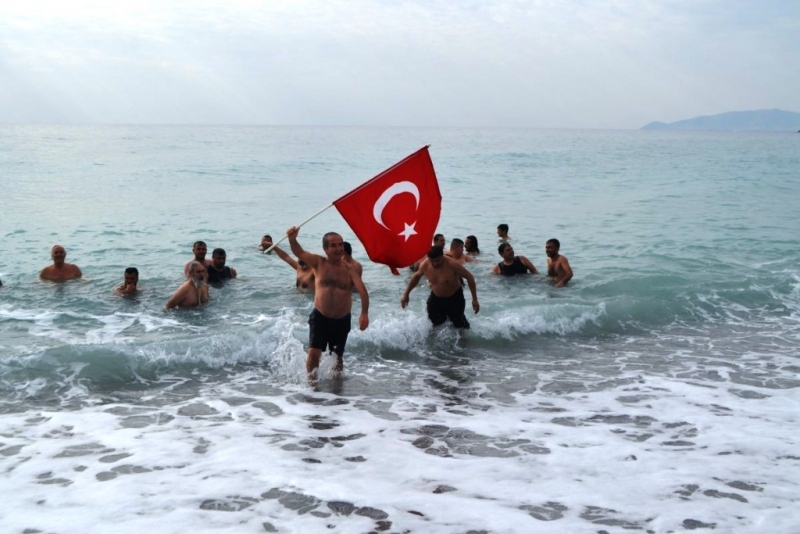 Mersin'de yılın ilk günü denize girme etkinliği bu yılda devam etti 