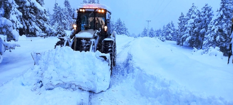 Mersin’de yoğun kar yolları kapattı, mahsur kalan vatandaşlar kurtarıldı 