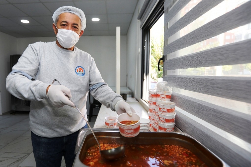 ​Mezitli Aşevi, her gün 350 kişinin evine yemek ulaştırıyor 
