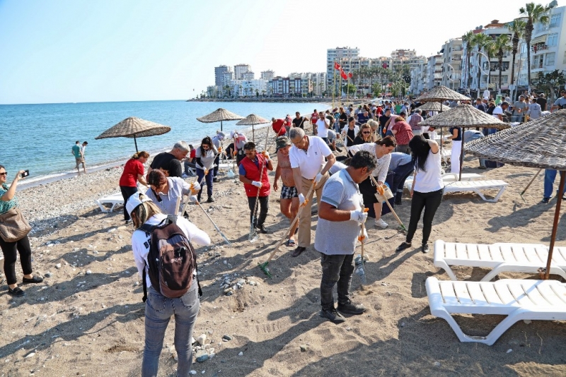 Mezitli Belediyesi çalışanları gönüllü olarak sahili temizledi 