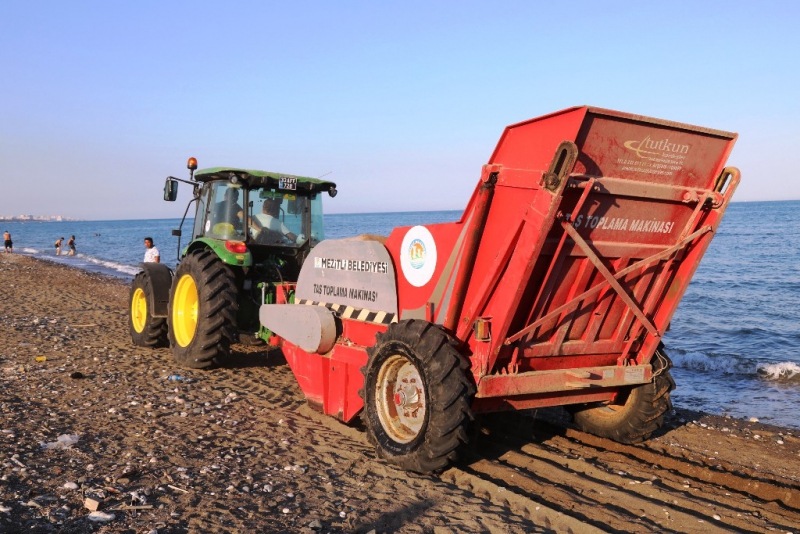  Mezitli Belediyesi ekipleri, sahilde taş temizlemeye devam ediyor 