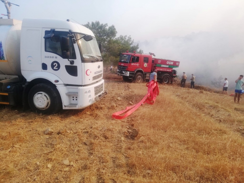 Mezitli Belediyesi, yangının söndürülmesine destek veriyor 