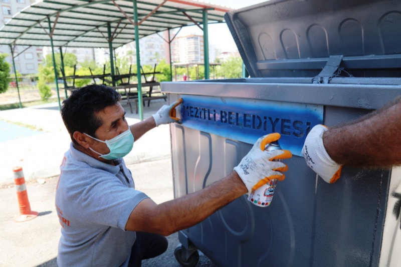 Mezitli’de çöp konteynerleri yerinde boyanıp temizleniyor 