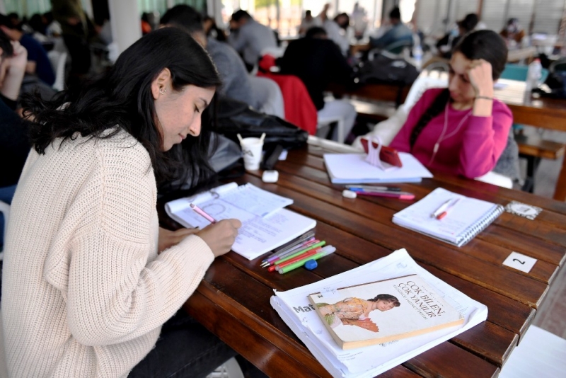  Öğrenciler Büyükşehir Belediyesinin kütüphanesinde sınava hazırlanıyor   