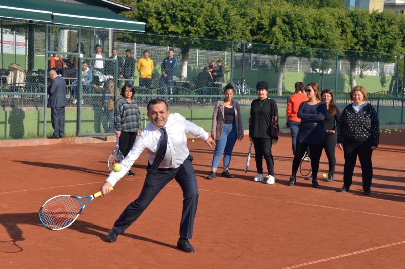 Özyiğit, ‘Çay Saatinde’ Kadınlarla Tenis Oynadı