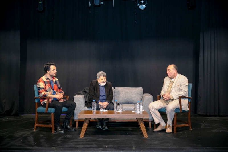  Şair ve Çevirmen Cevat Çapan, Mersin Şehir Tiyatrosu oyuncularıyla buluştu 