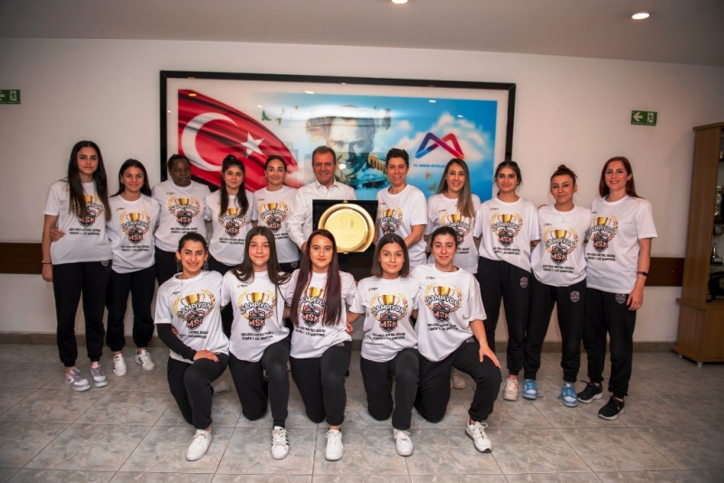  Şampiyon hentbolcular, kupa sevincini Başkan Seçer ile paylaştı 