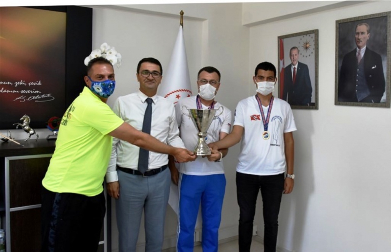  Şampiyon sporcular İl Müdürü Demir'i ziyaret etti   