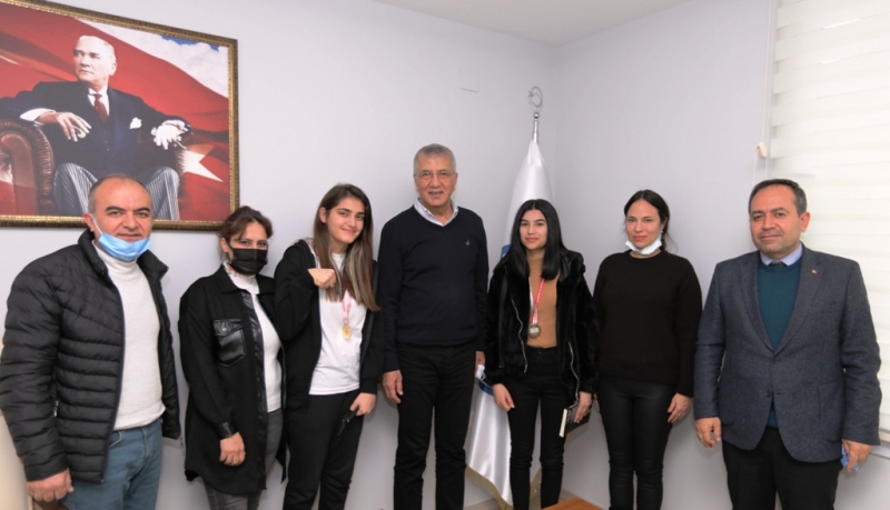 Şampiyonada Mersin’in temsil edecek bilek güreşçisi kızlar Başkan Tarhan ile buluştu 