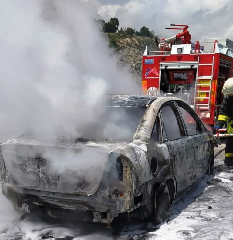 Seyir halindeki otomobil alev alev yandı   