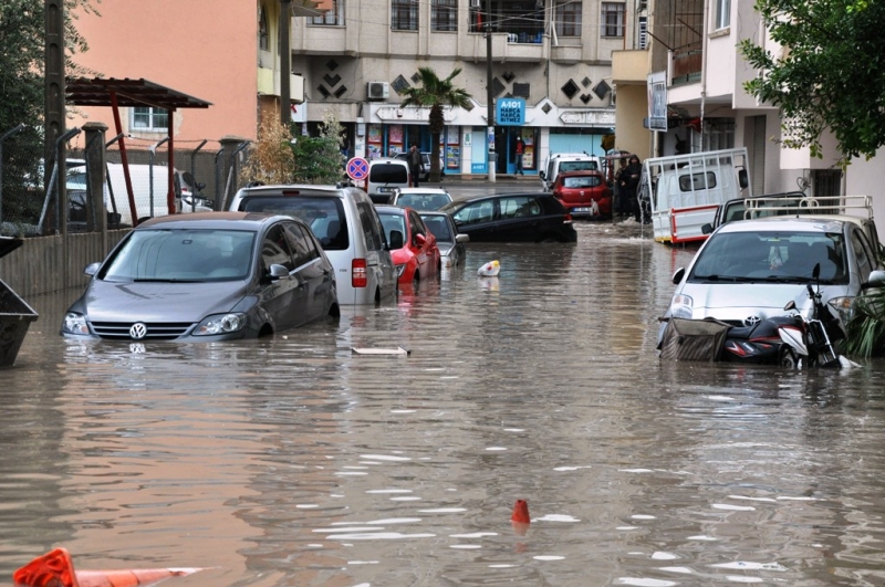  Silifke’de yağışlar sele neden oldu, araçlar sulara kapıldı   