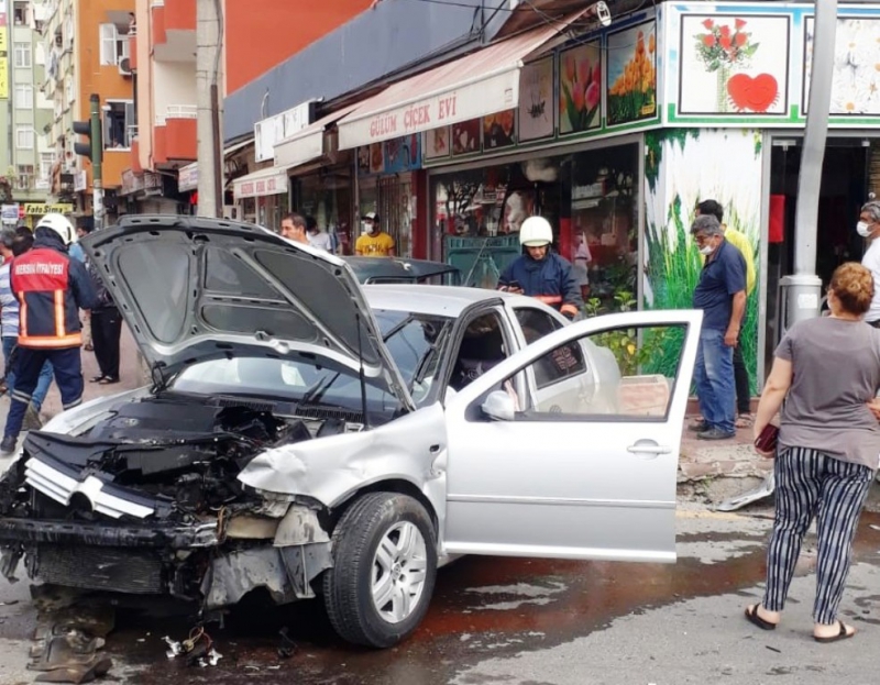  Tarsus'ta iki otomobil çarpıştı 1 yaralı 