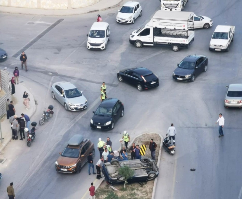  Tarsus’ta ticari araç ile otomobil çarpıştı 3 yaralı   